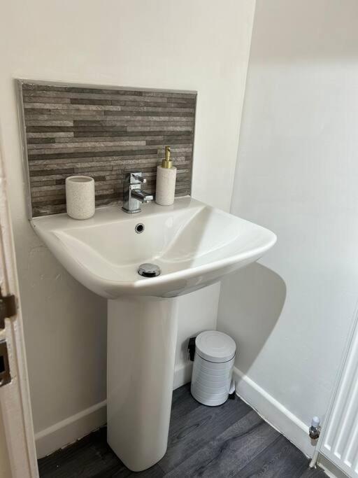 Spacious Homely 3 Bed Property Newcastle-under-Lyme Zewnętrze zdjęcie