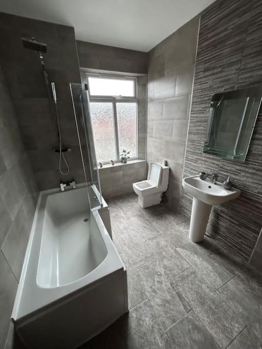 Spacious Homely 3 Bed Property Newcastle-under-Lyme Zewnętrze zdjęcie