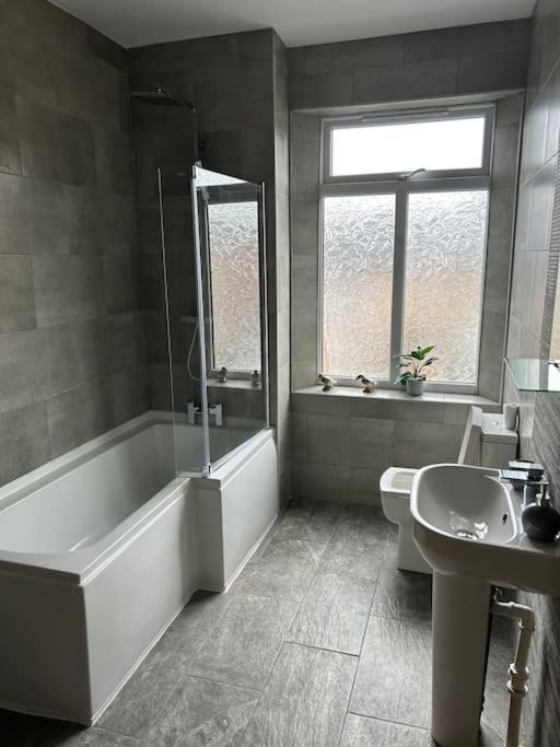 Spacious Homely 3 Bed Property Newcastle-under-Lyme Zewnętrze zdjęcie